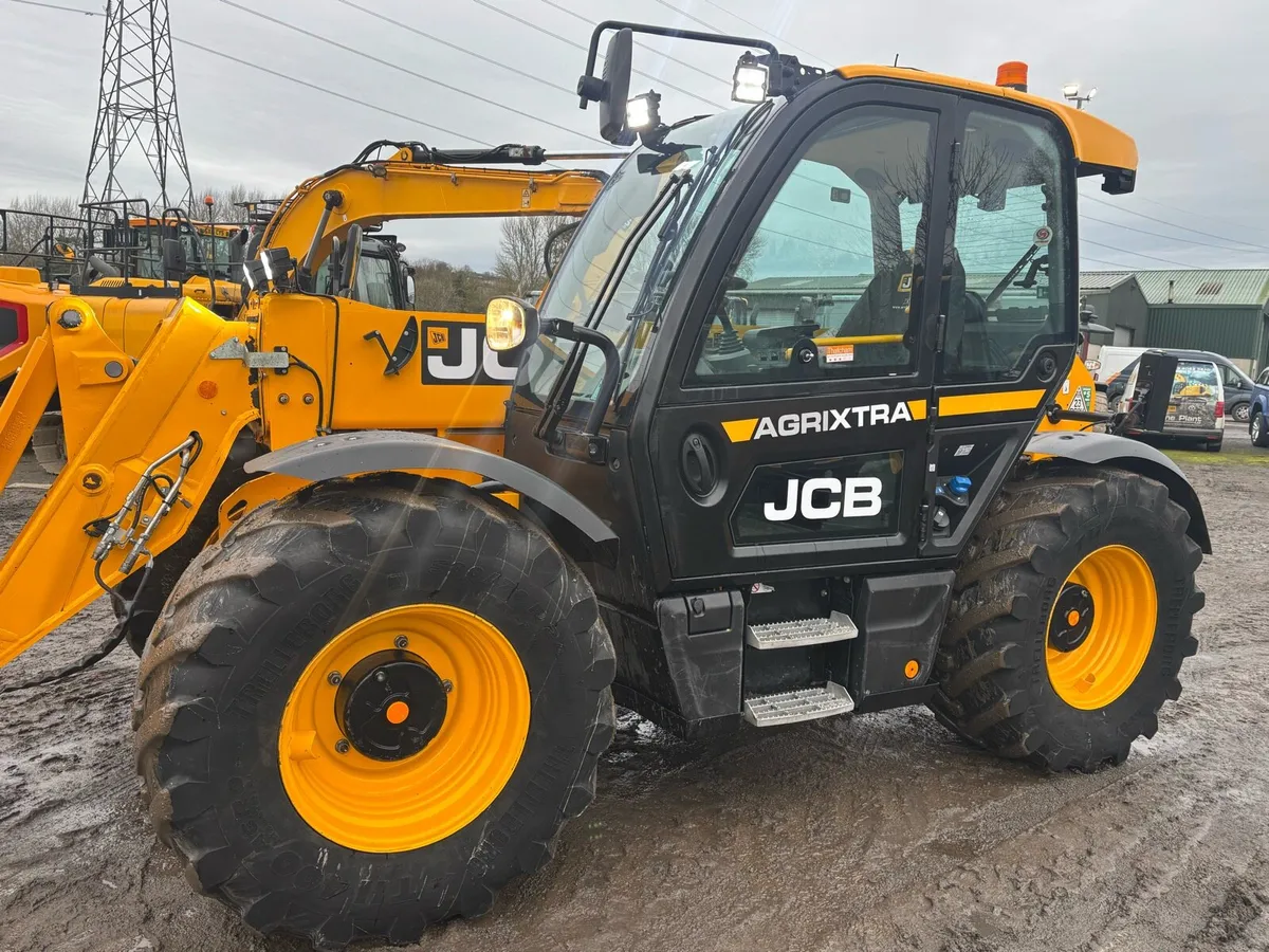 2023 JCB 542-70 Agri Xtra **2800hrs** - Image 2