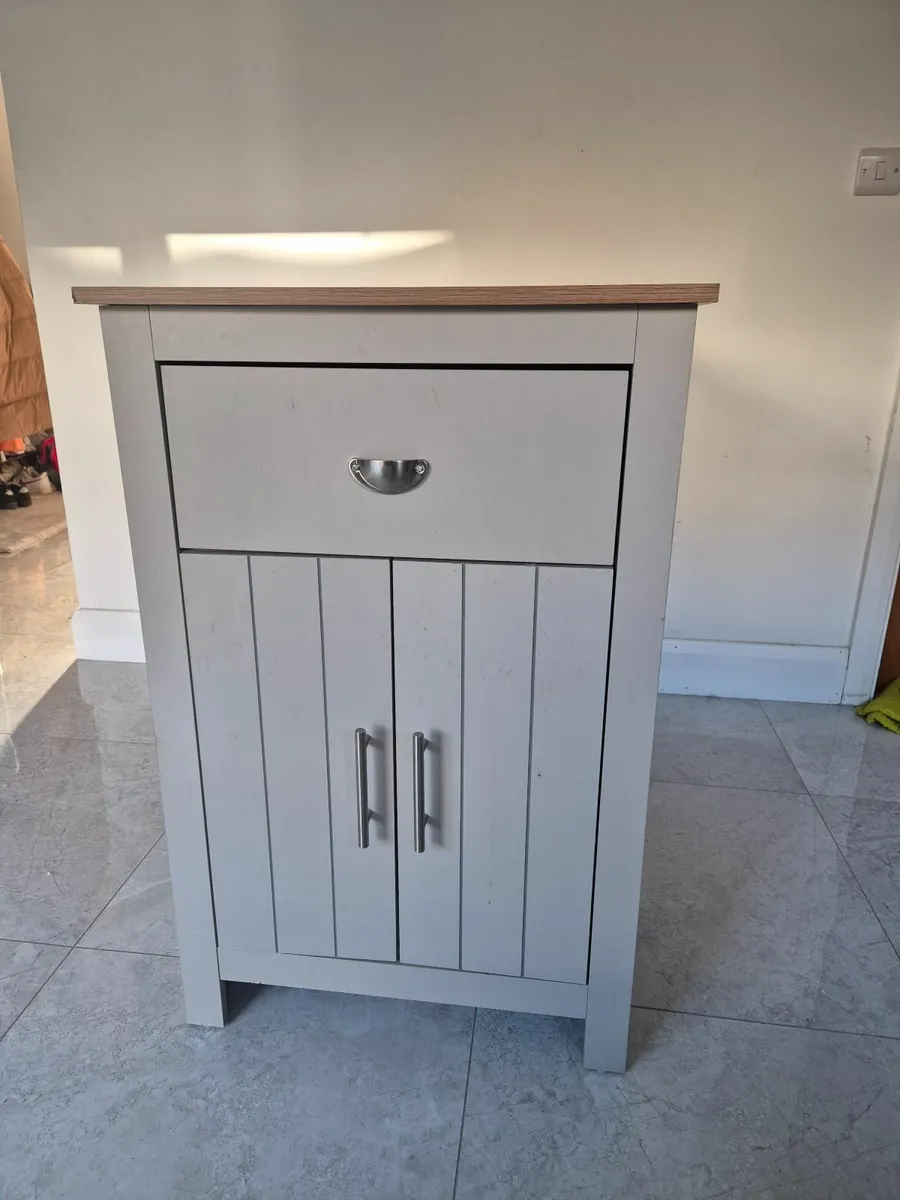 Breakfast table and stools - Image 2