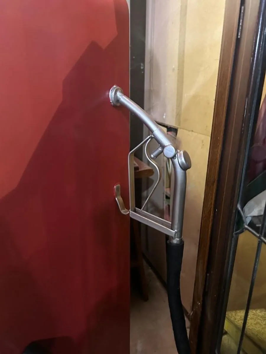 Shell fuel pump storage unit/Display piece - Image 3