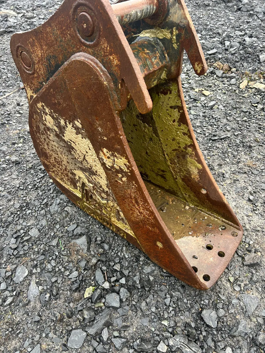 1ft 45mm pin Rhinox gummy /digging bucket - Image 1