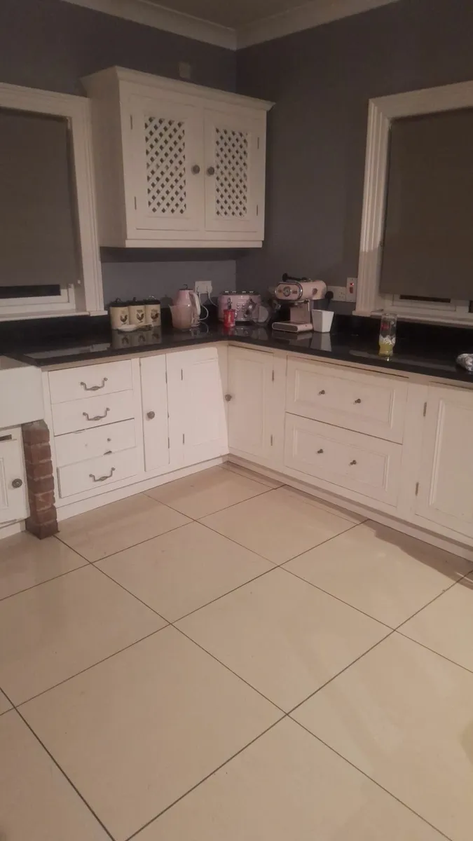 Black granite - Image 1