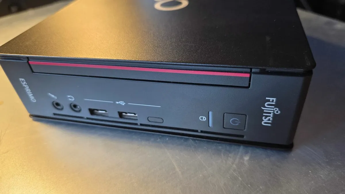 FUJITSU Q558 MICROSLIM-i5-16GB RAM-256GB SSD-W10 P - Image 1