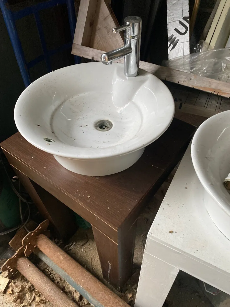 Bathroom sinks - Image 1