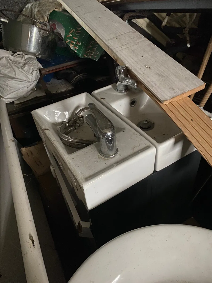 Bathroom sinks - Image 2