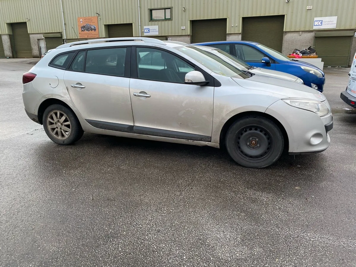 Renault Megane Estate breaking for parts - Image 1