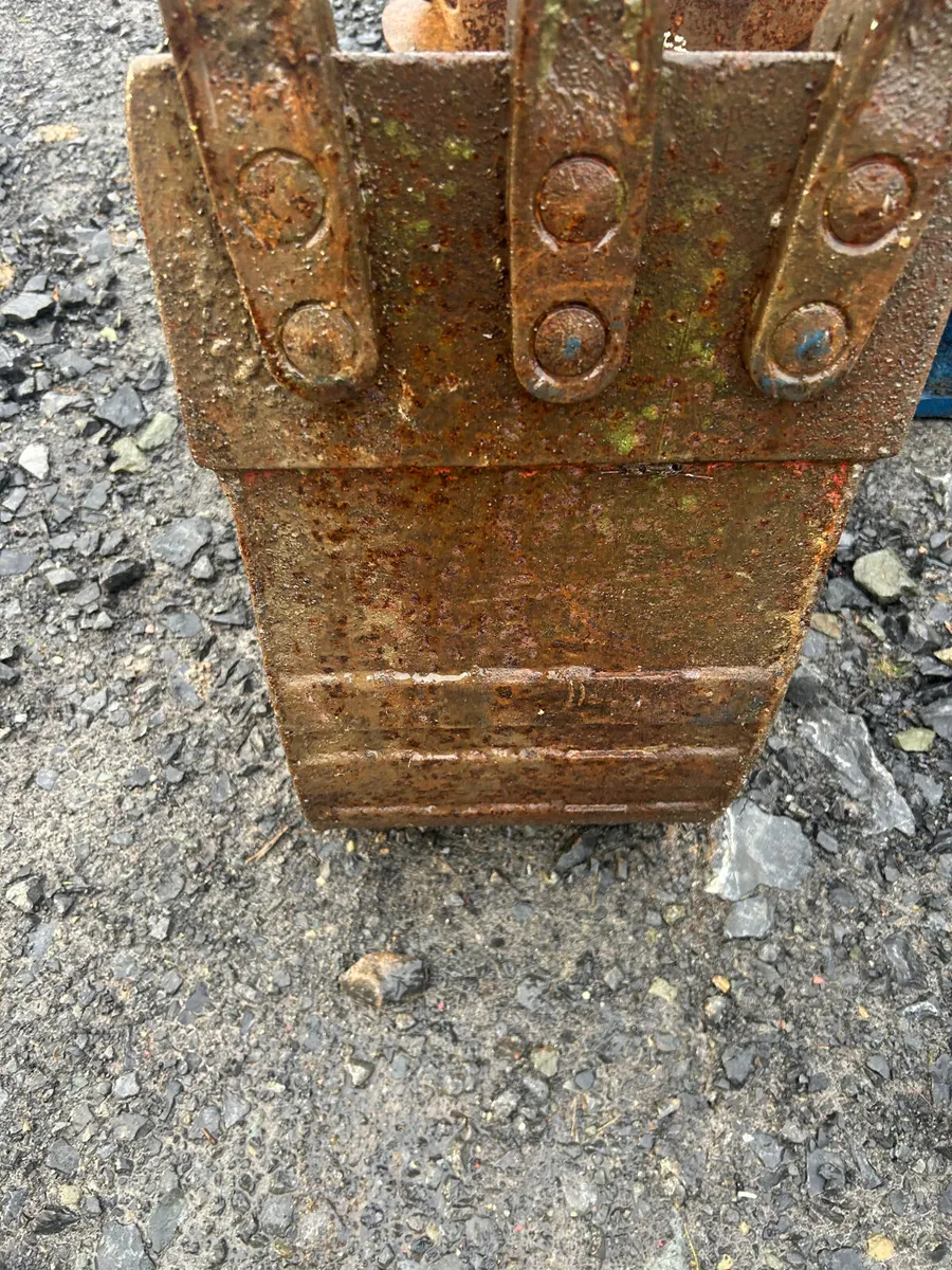 1ft digging bucket 35mm pin with teeth - Image 3