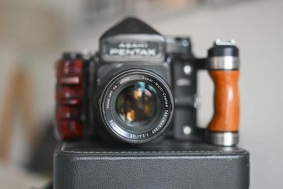 Pentax 67 + 105 f/2.4 + Wooden Grips - Image 3