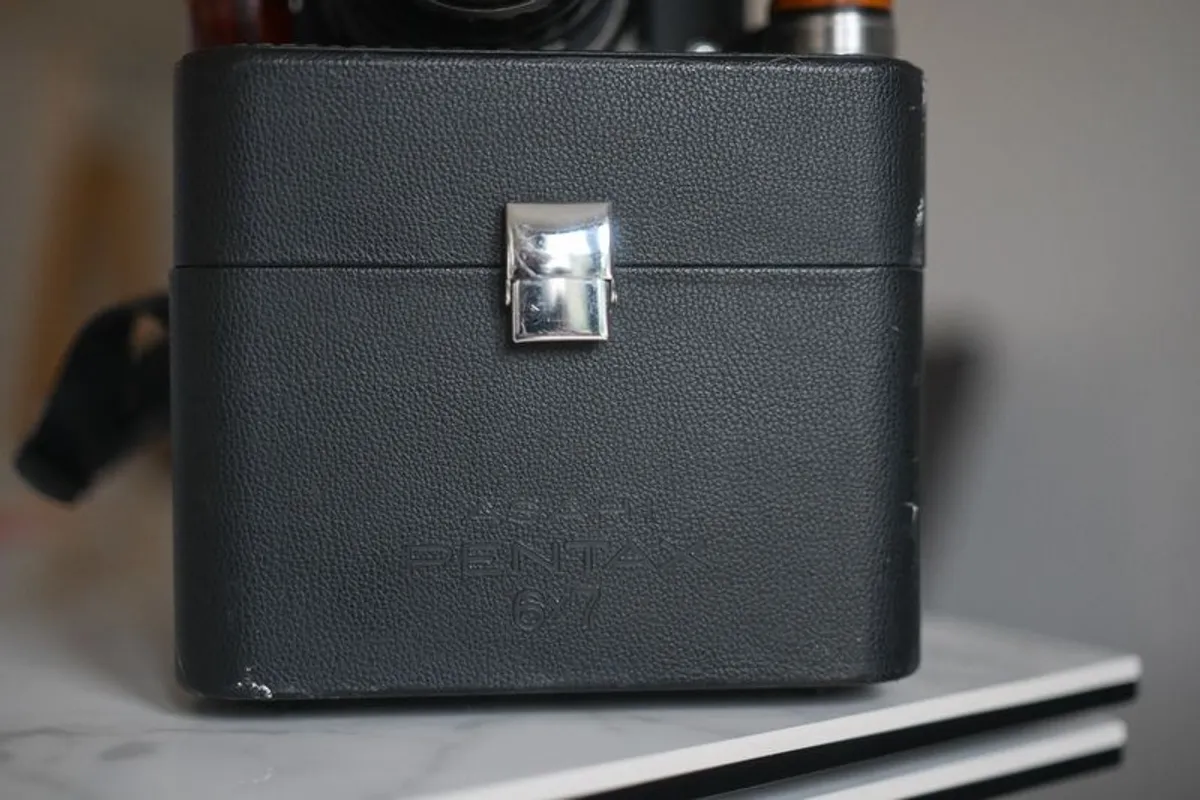 Pentax 67 + 105 f/2.4 + Wooden Grips - Image 4