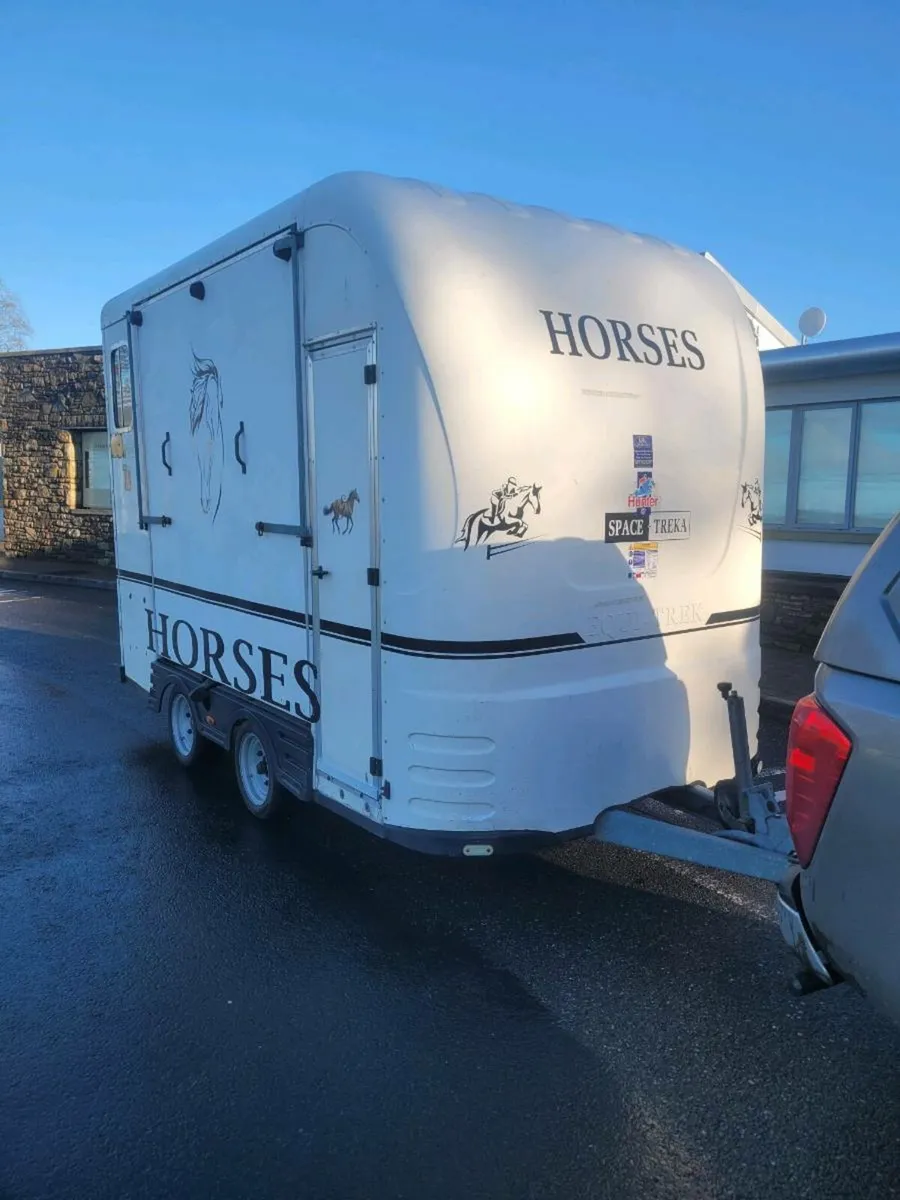 Horse box - Image 1