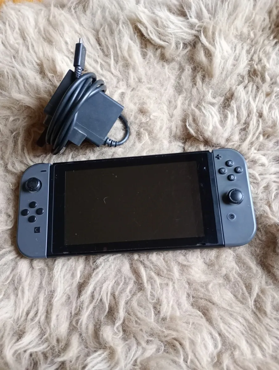 Nintendo switch (used) - Image 2