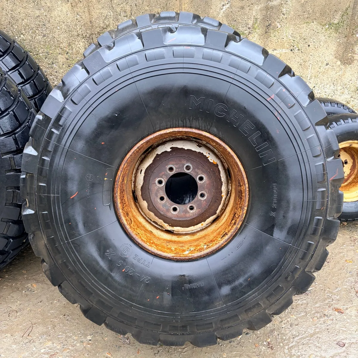 Tractor Wheels Michelin 24R20.5 - Image 2