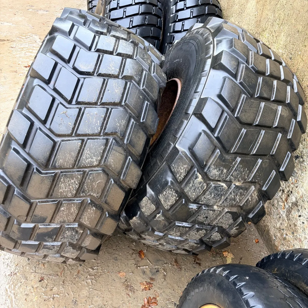 Tractor Wheels Michelin 24R20.5 - Image 1