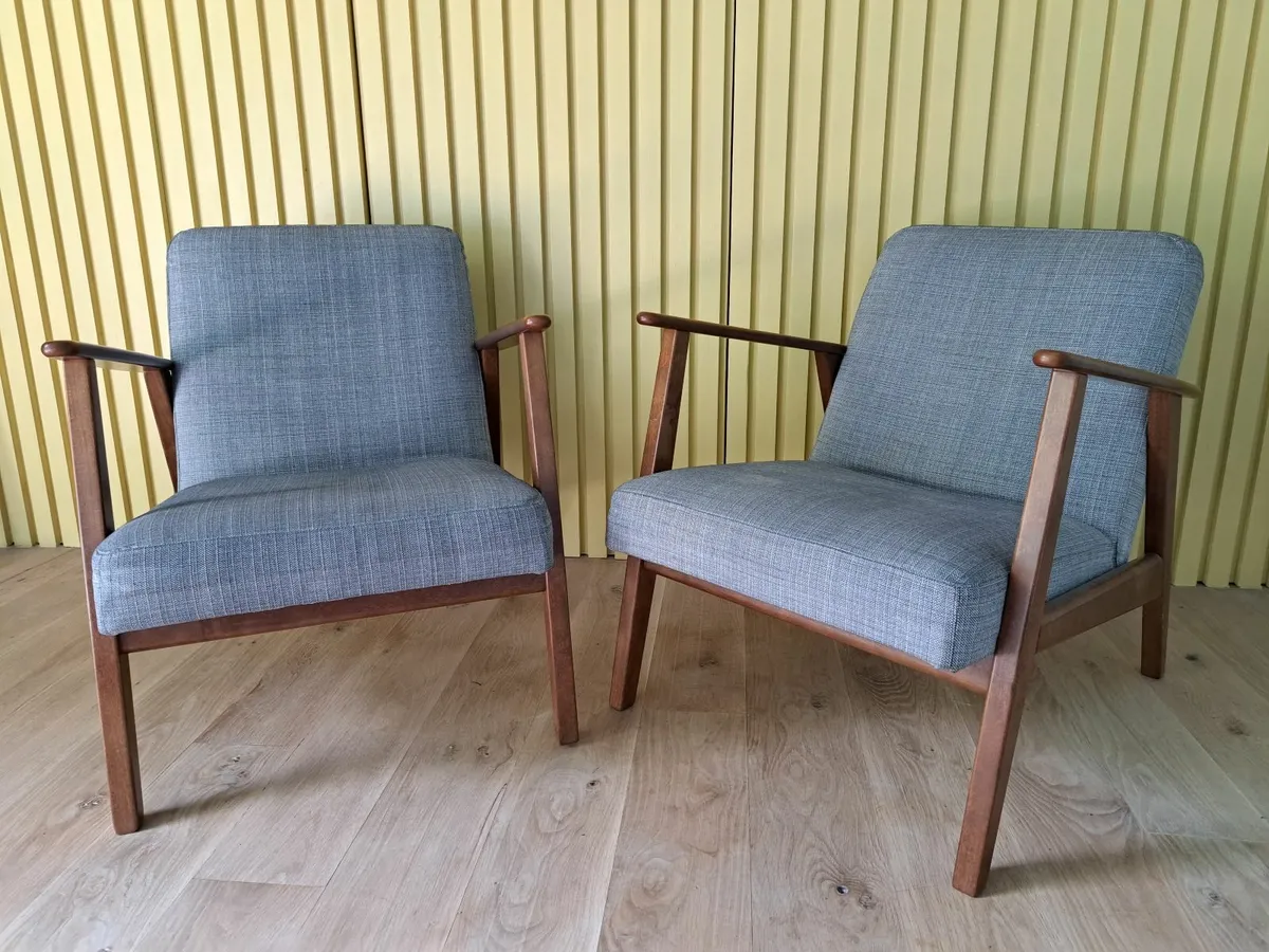 A pair of armchairs - Image 3