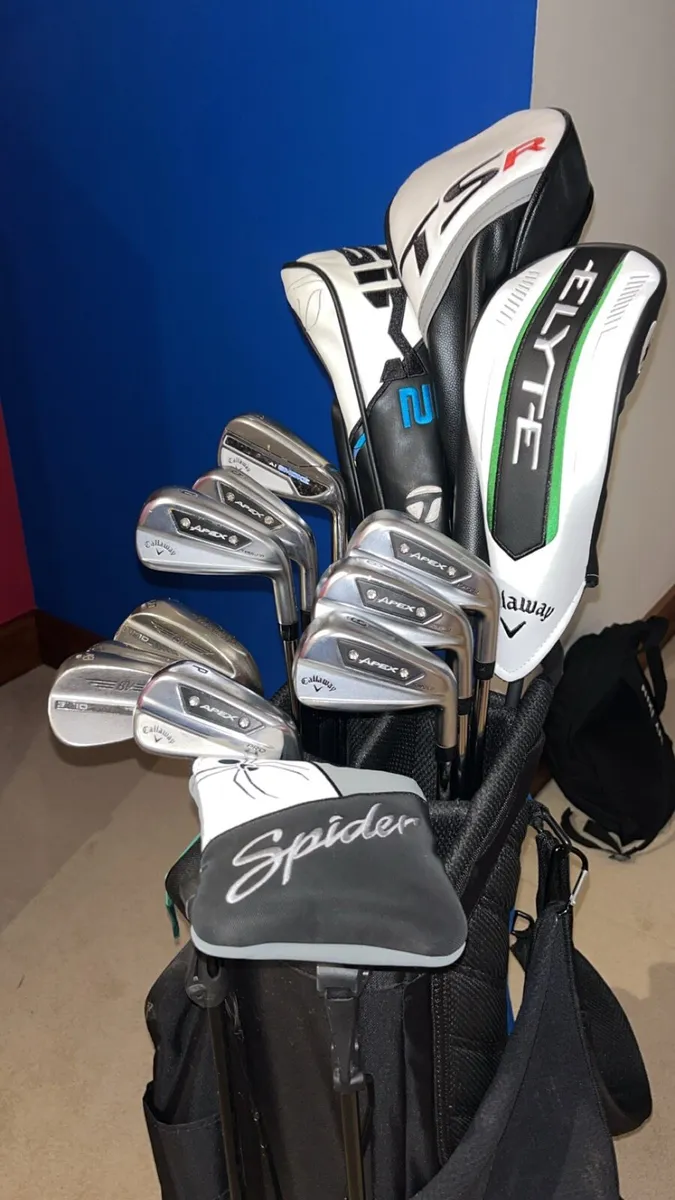 Golf bag with clubs - Image 1