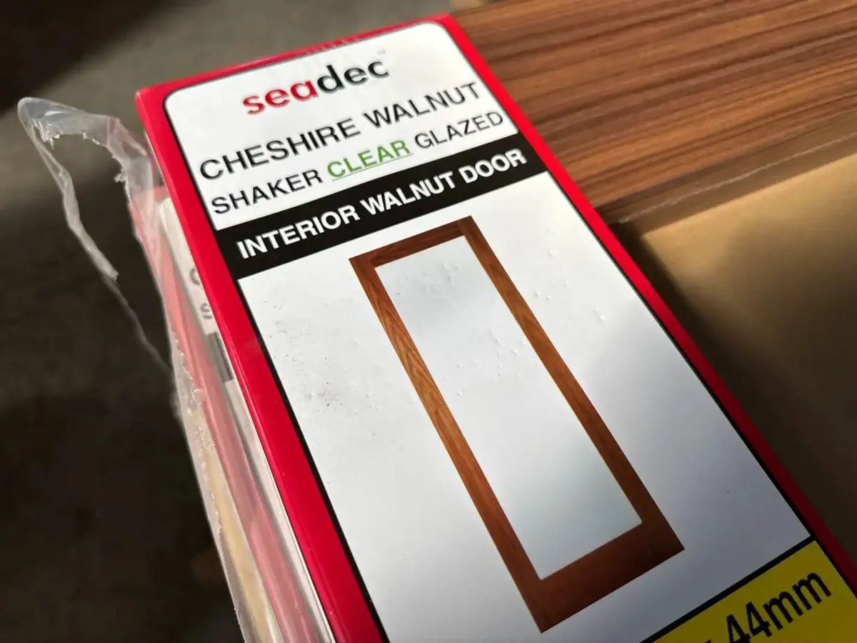 8 X Walnut Shaker Clear Glaze Doors (BRAND NEW) - Image 2