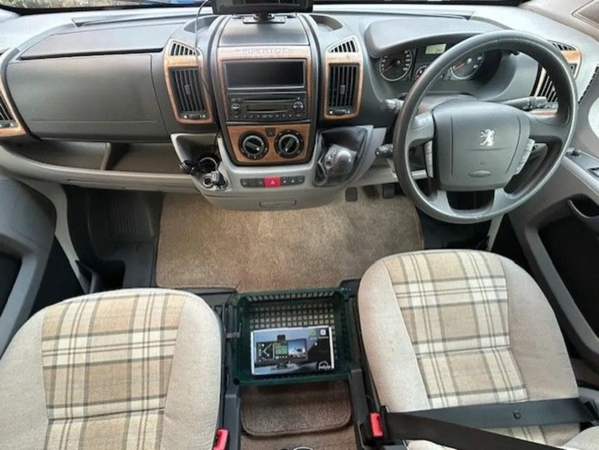 2010 AUTOSLEEPERS BROADWAY EL 2 BERTH MOTORHOME - Image 4