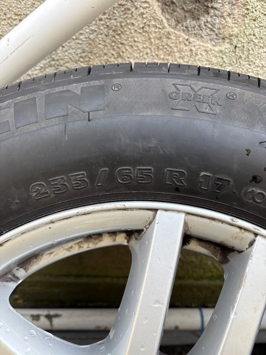 Spare tyre  Size 235/65 R17  Tyre 90 % good  Who i - Image 1