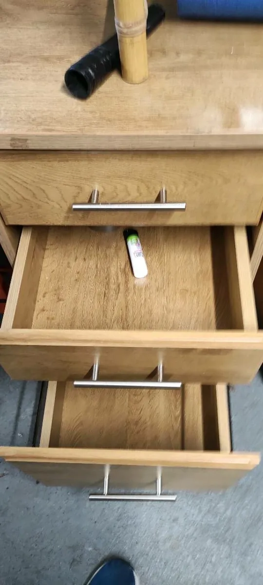 Various items. - Image 1