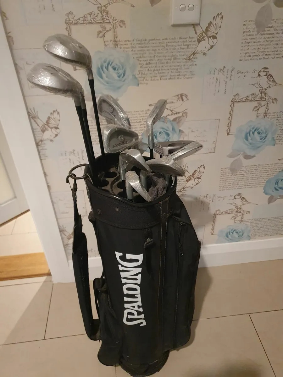 Golf clubs and golf bag - Image 1