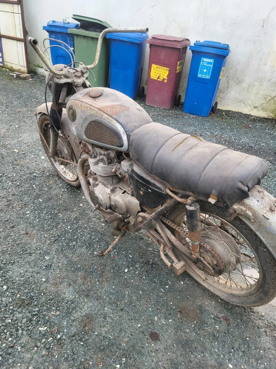 Barn vintage motorcycle - Image 4