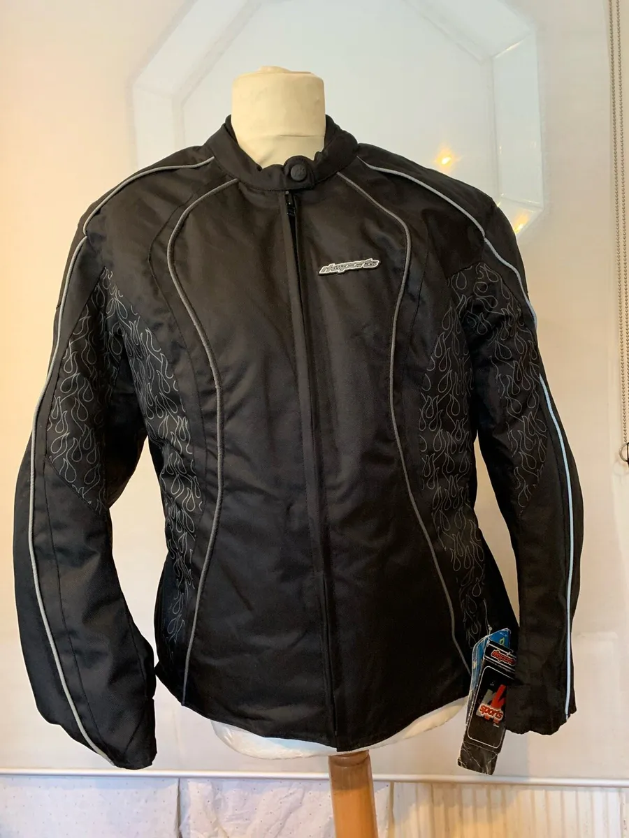 200 garments clearing at €50 jackets pants all on - Image 3