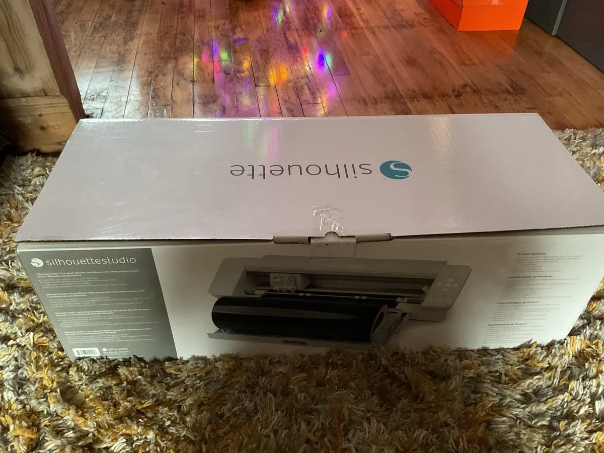 Silhouette cameo plus with laptop - Image 1