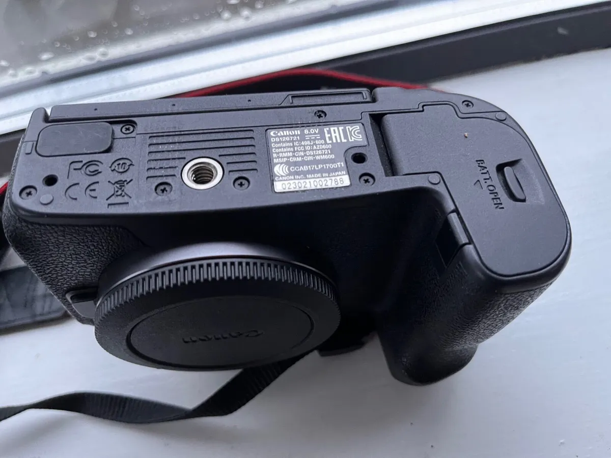 Canon R mirrorless camera (Body only) - Image 3