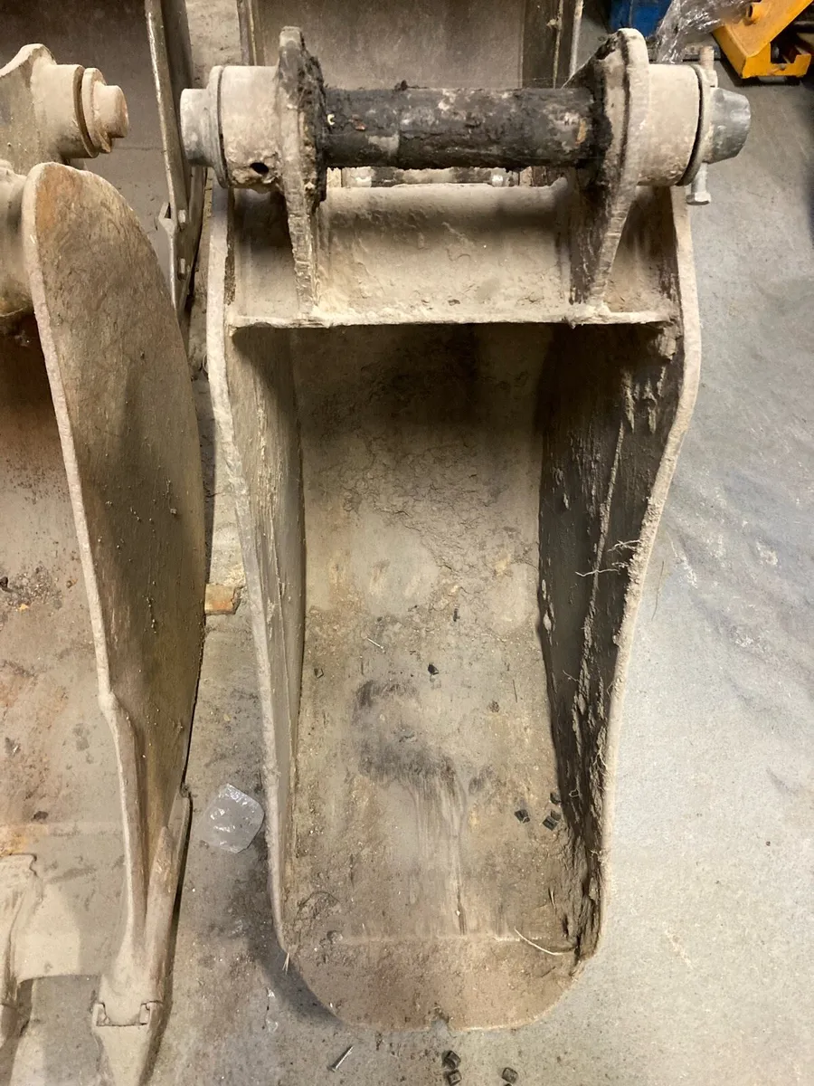 Two used JCB 3CX buckets for sale. - Image 2