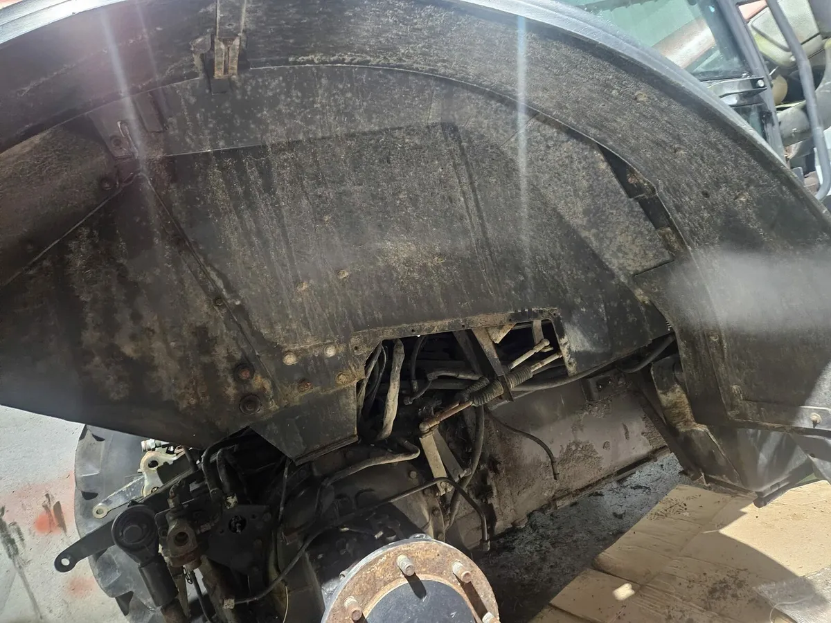 Valtra  t series cab - Image 4