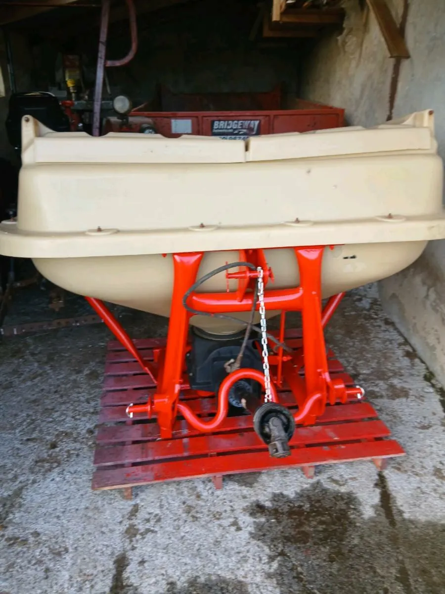 Fertiliser spreader - Image 1