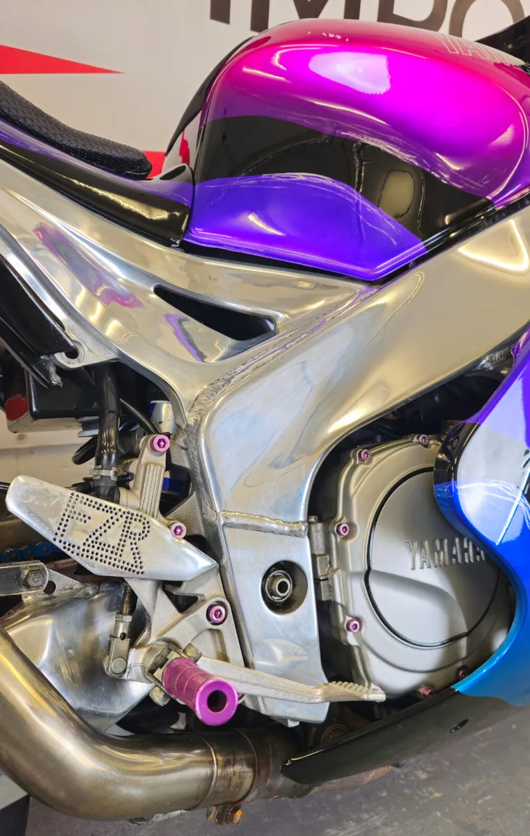 1991 Yamaha FZR 1000 3LE Custom showbike - Image 3
