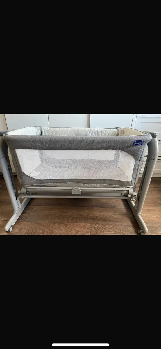 Chicco Next2Me Magic Evo Bedside Crib – Dark Grey - Image 2