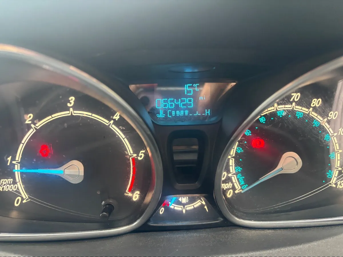 Ford Fiesta 2015 - Image 2