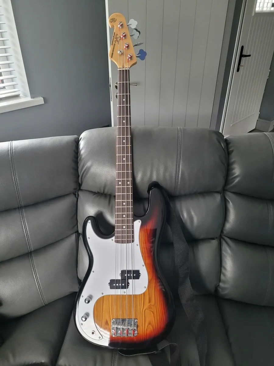 Left handed bass guitar - Image 1