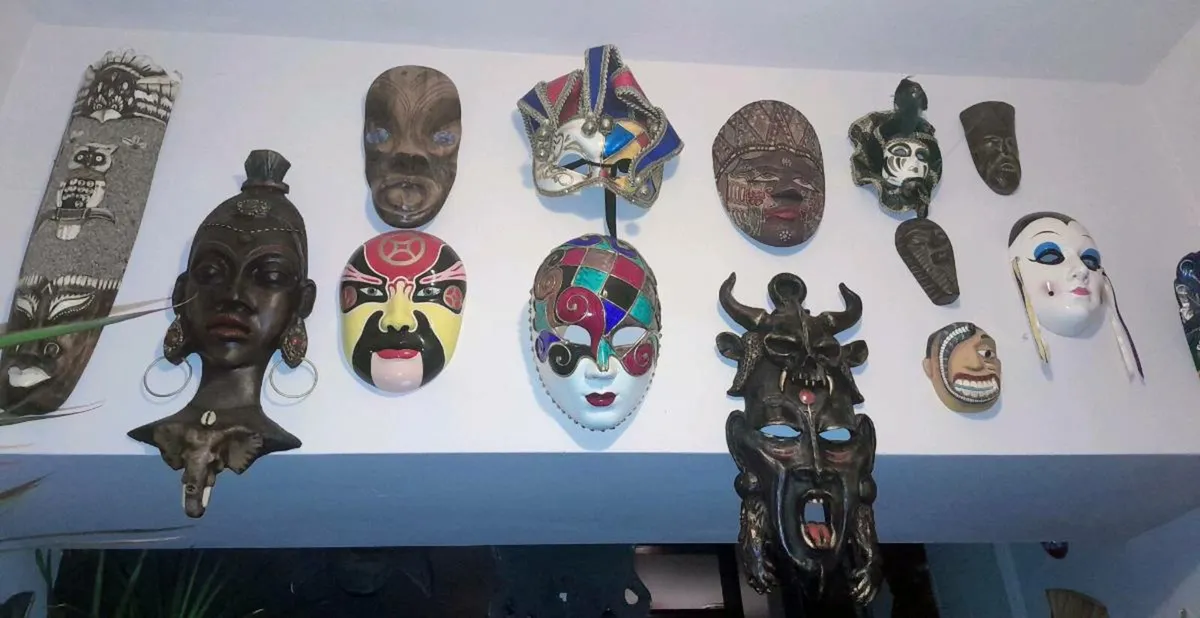 Extensive collection of 35 wall masks - Image 1