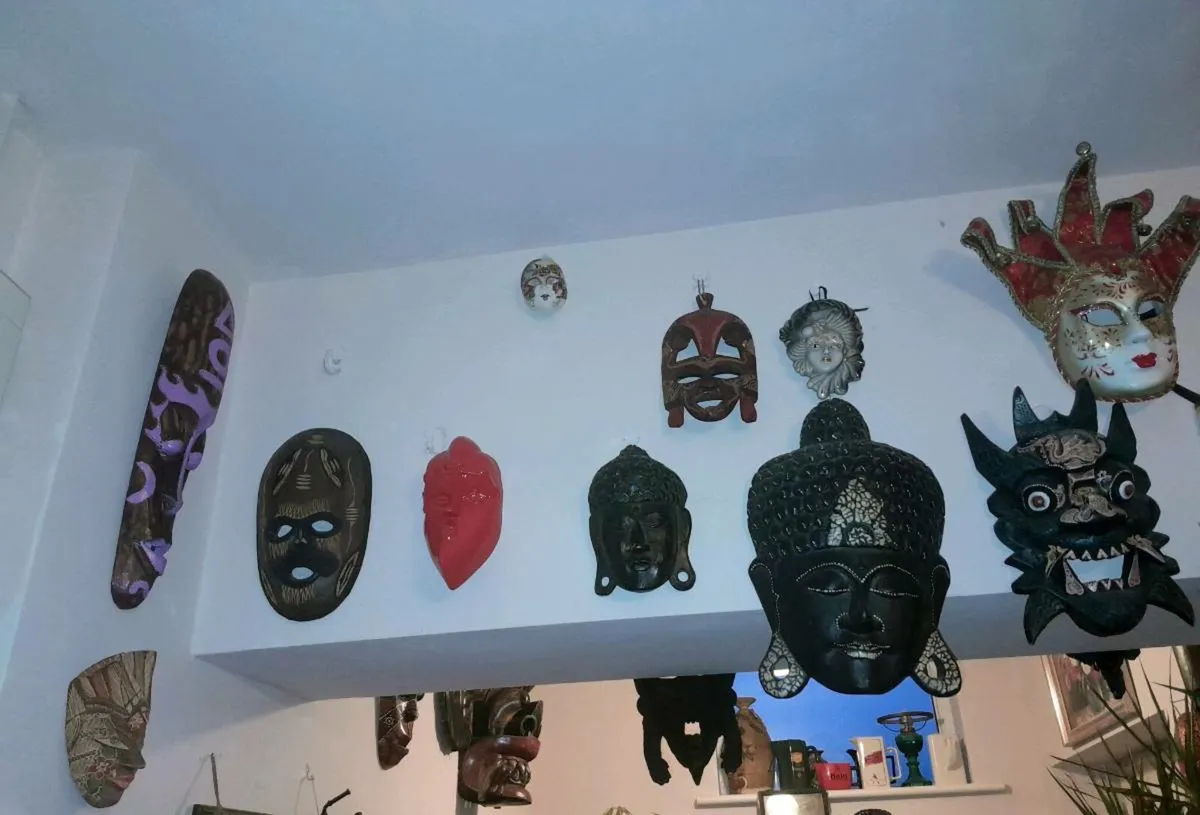 Extensive collection of 35 wall masks - Image 2
