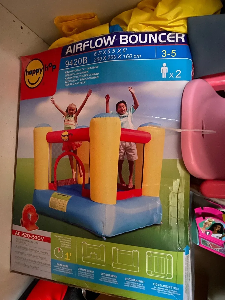 Bouncy castle with machine quick sale - Image 1