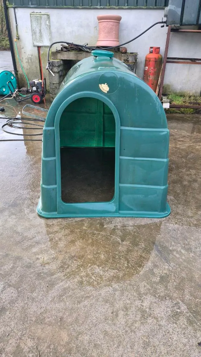 Calf hutch - Image 1