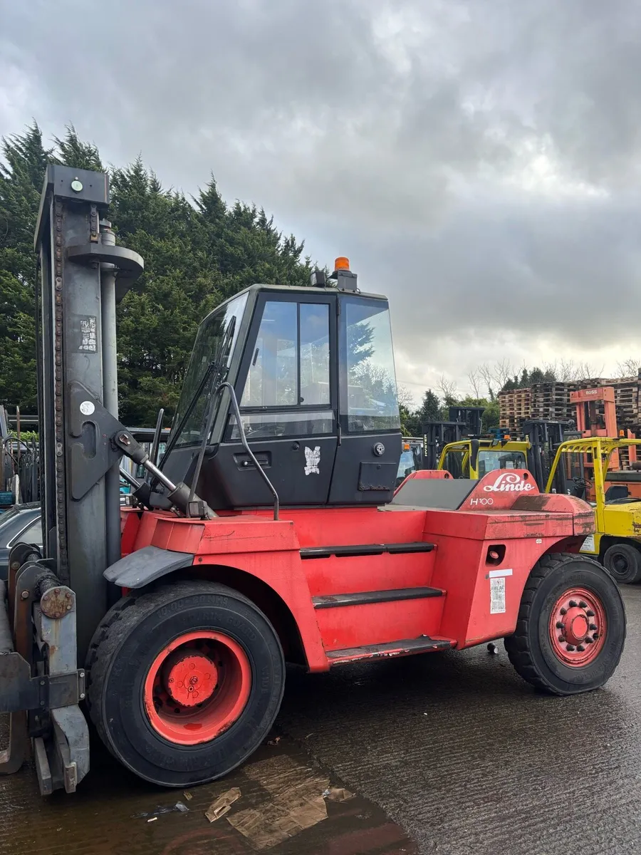A large selection of forklifts and forklift masts. - Image 2