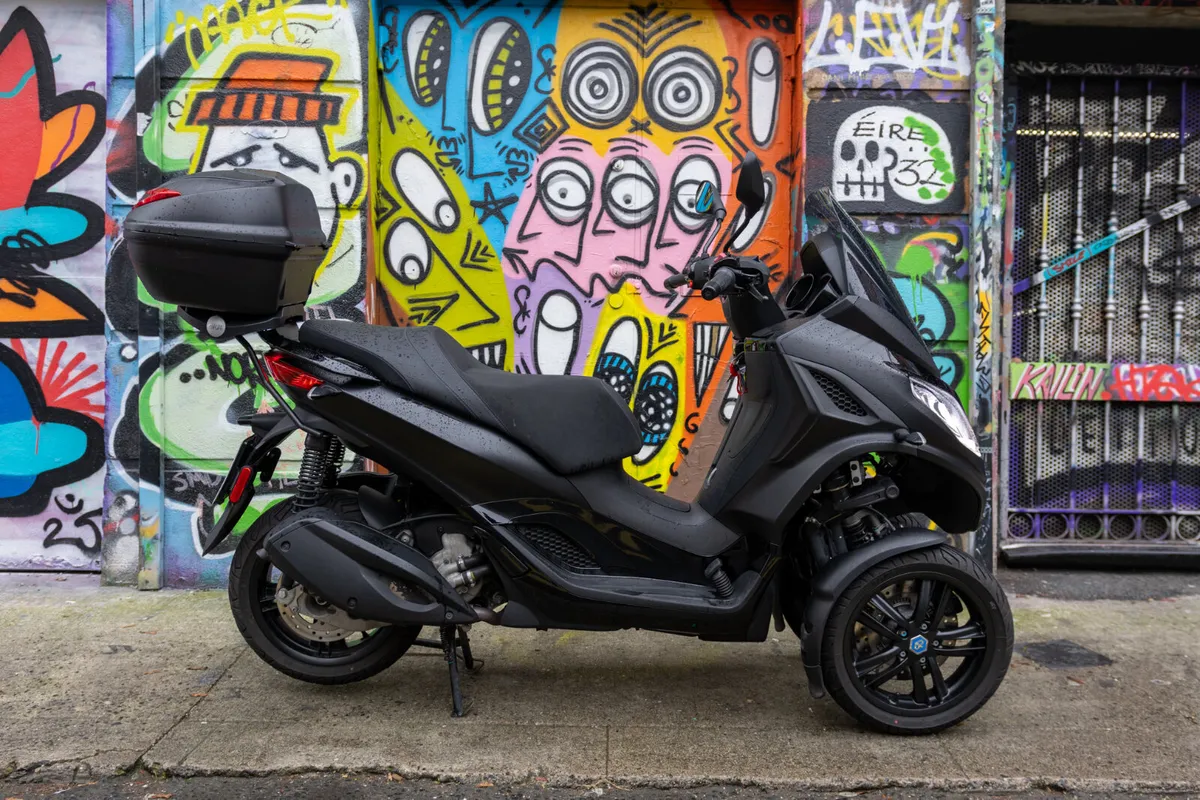 Piaggio MP3 300 - Image 1