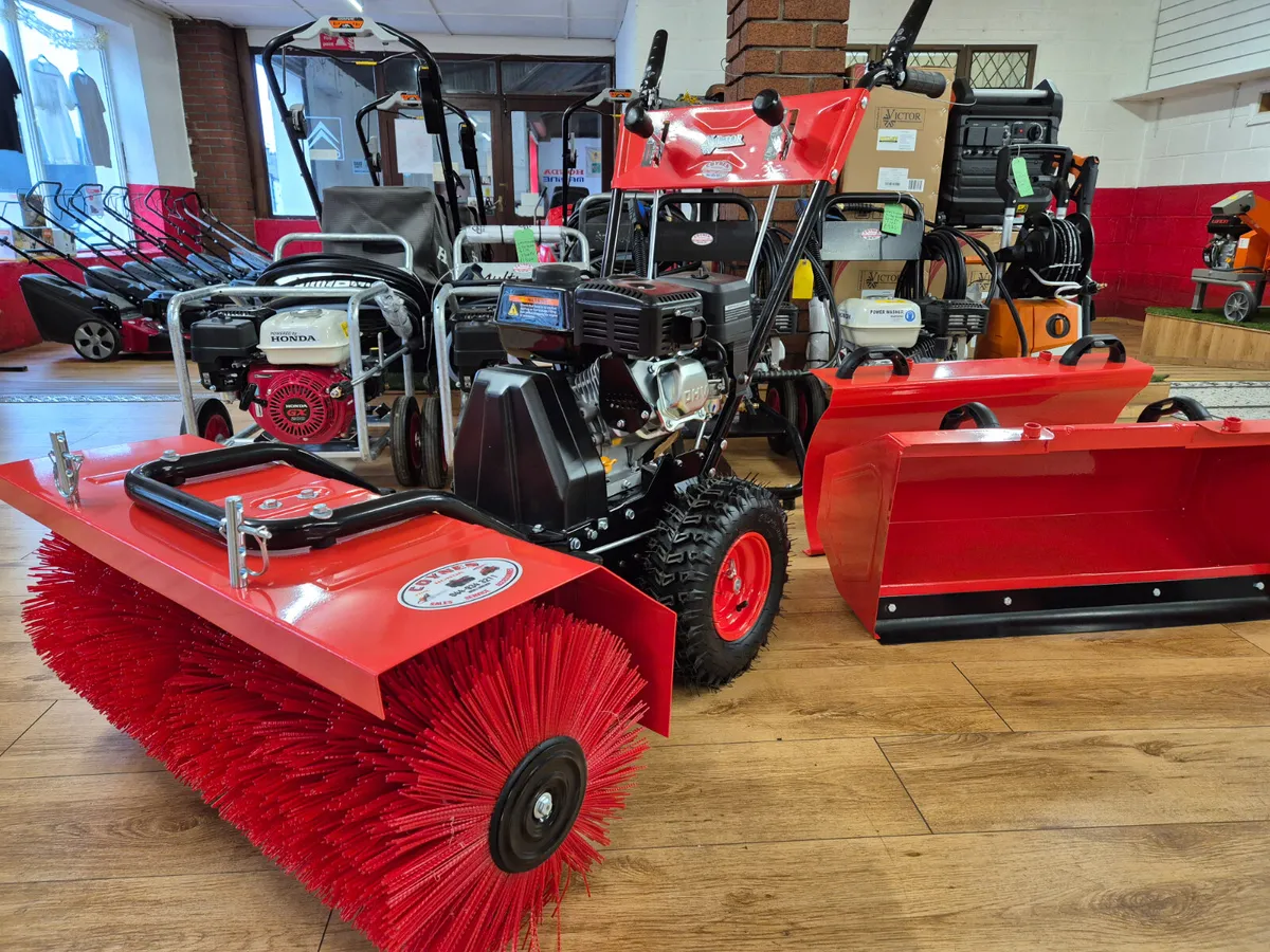 Yard Sweeper 80cm 196cc Engine - Image 1