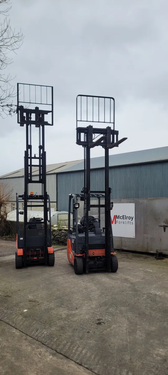 3 wheeler electric forklift - Image 4