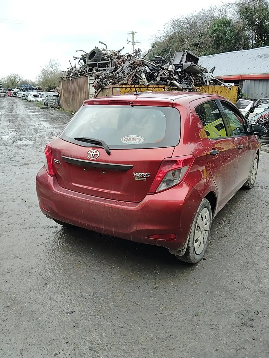 Breaking Toyota Yaris 2013 petrol - Image 4