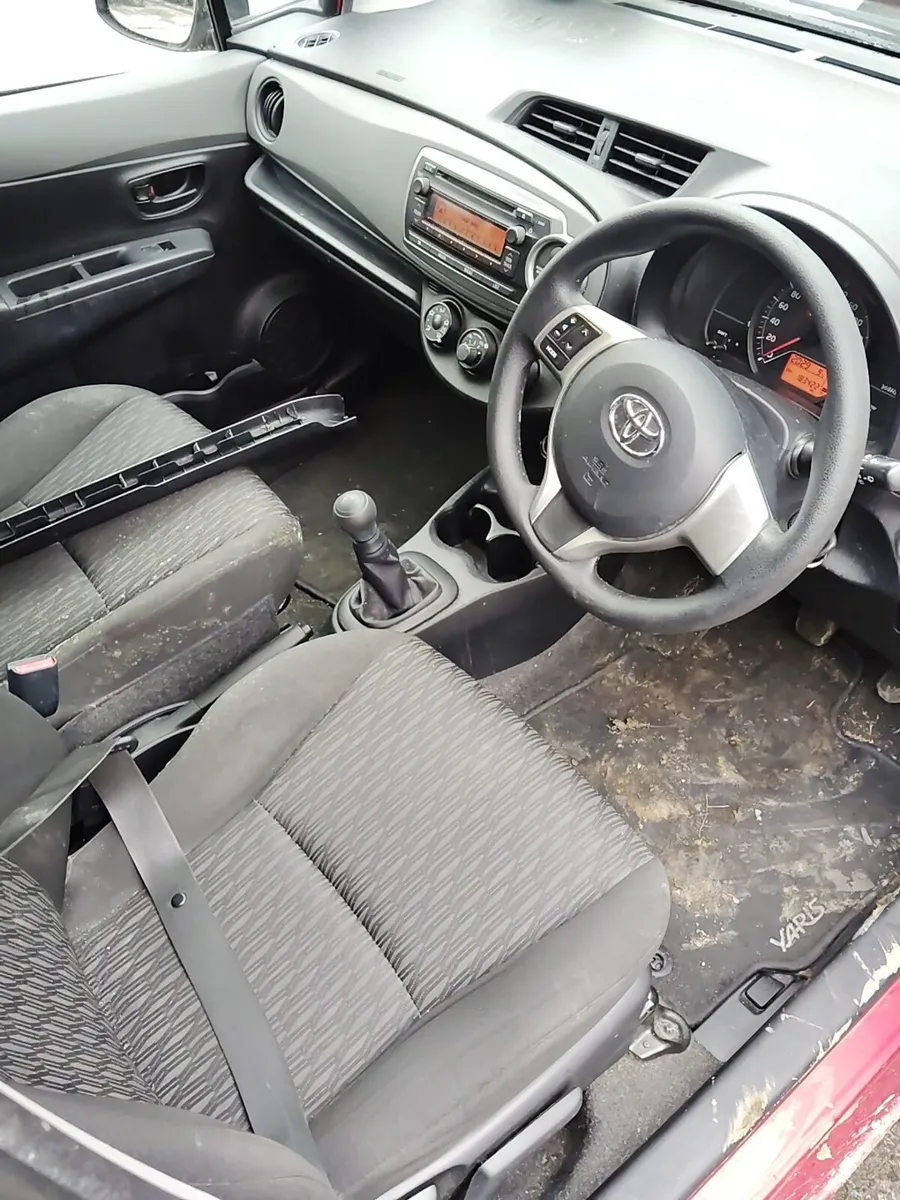 Breaking Toyota Yaris 2013 petrol - Image 3