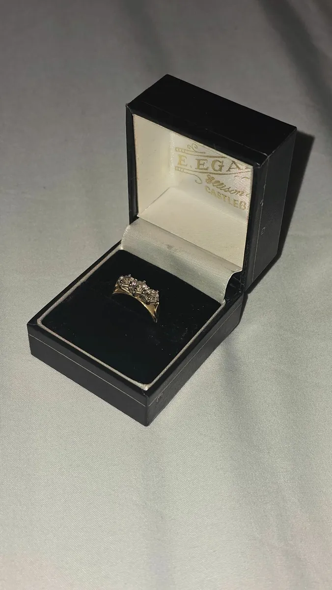 Diamond engagement ring - Image 1