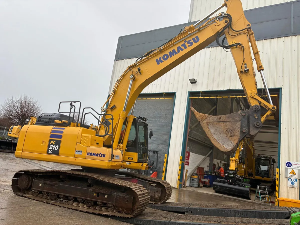 2021 Komatsu PC210LC-11 - Image 3