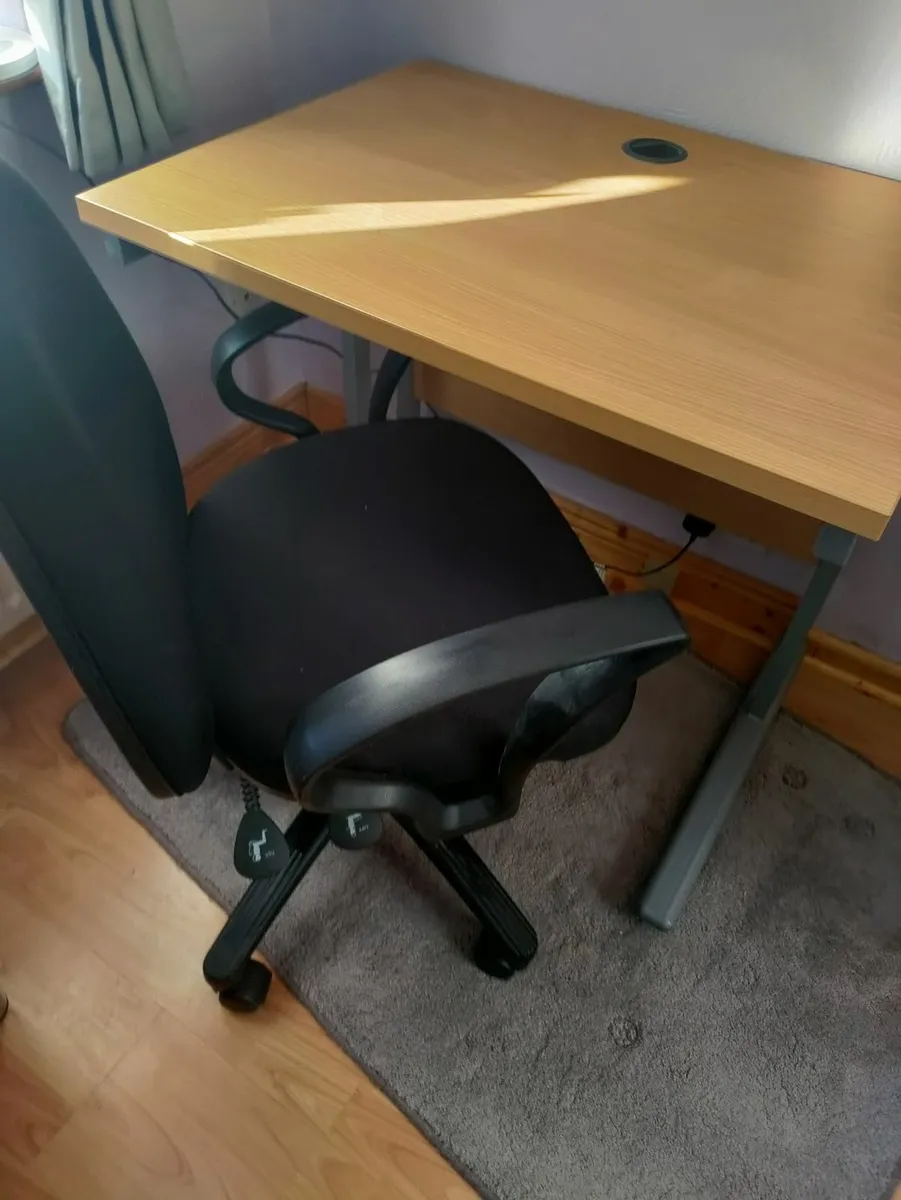 Office desk and chair - Image 1