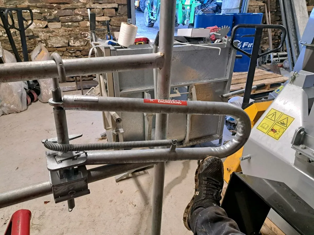 Swinging Backing bar - Image 3