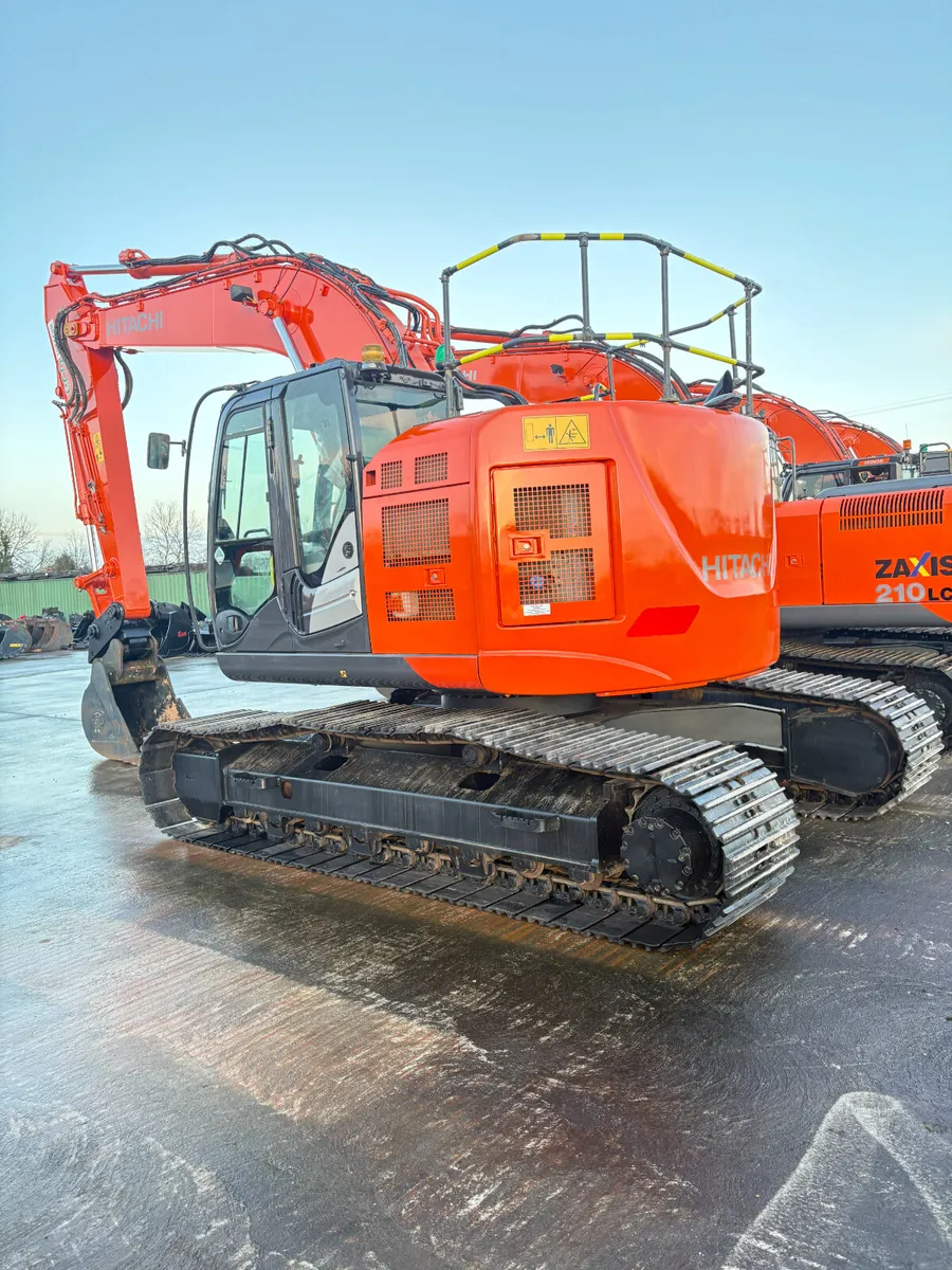 HITACHI ZX225-6 - Image 4