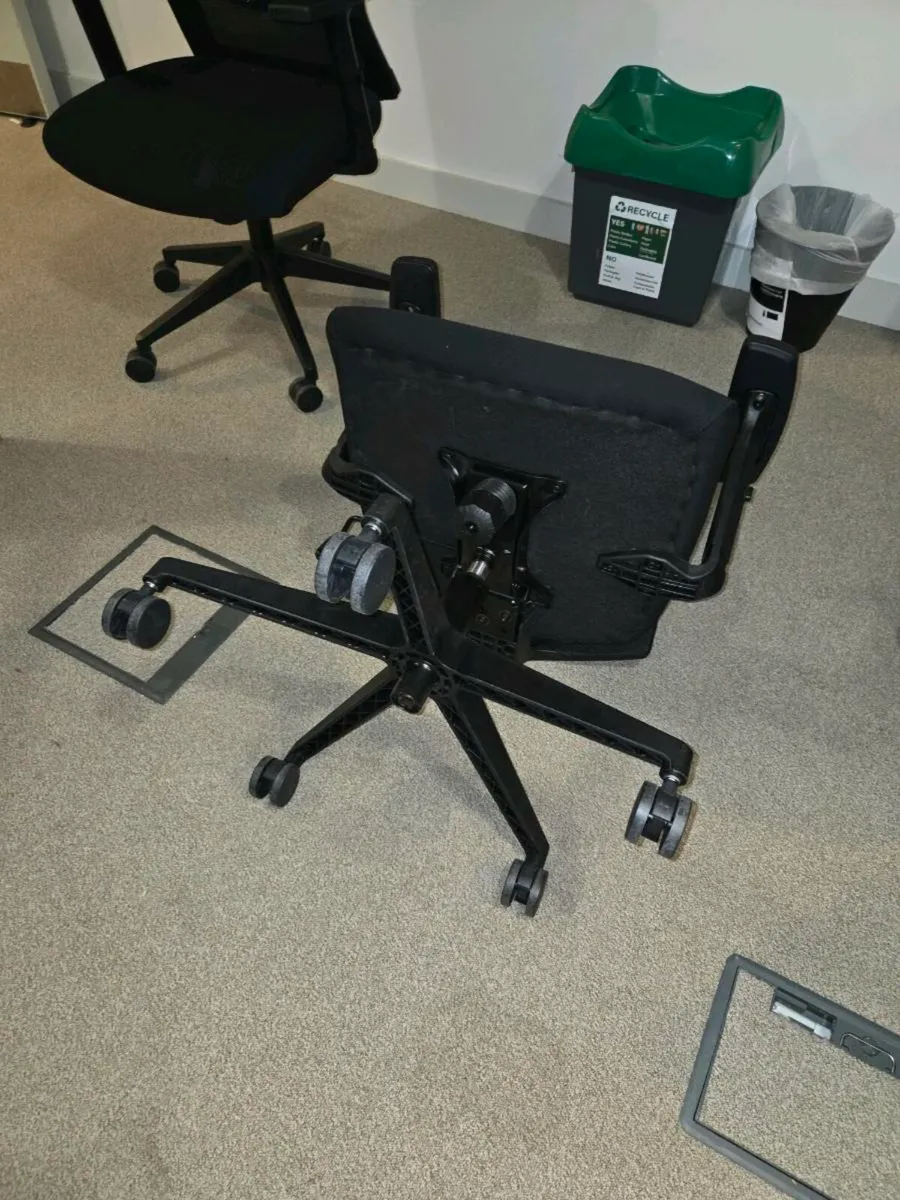 Office tables 50e/chairs 50e/lockers 30e - Image 3